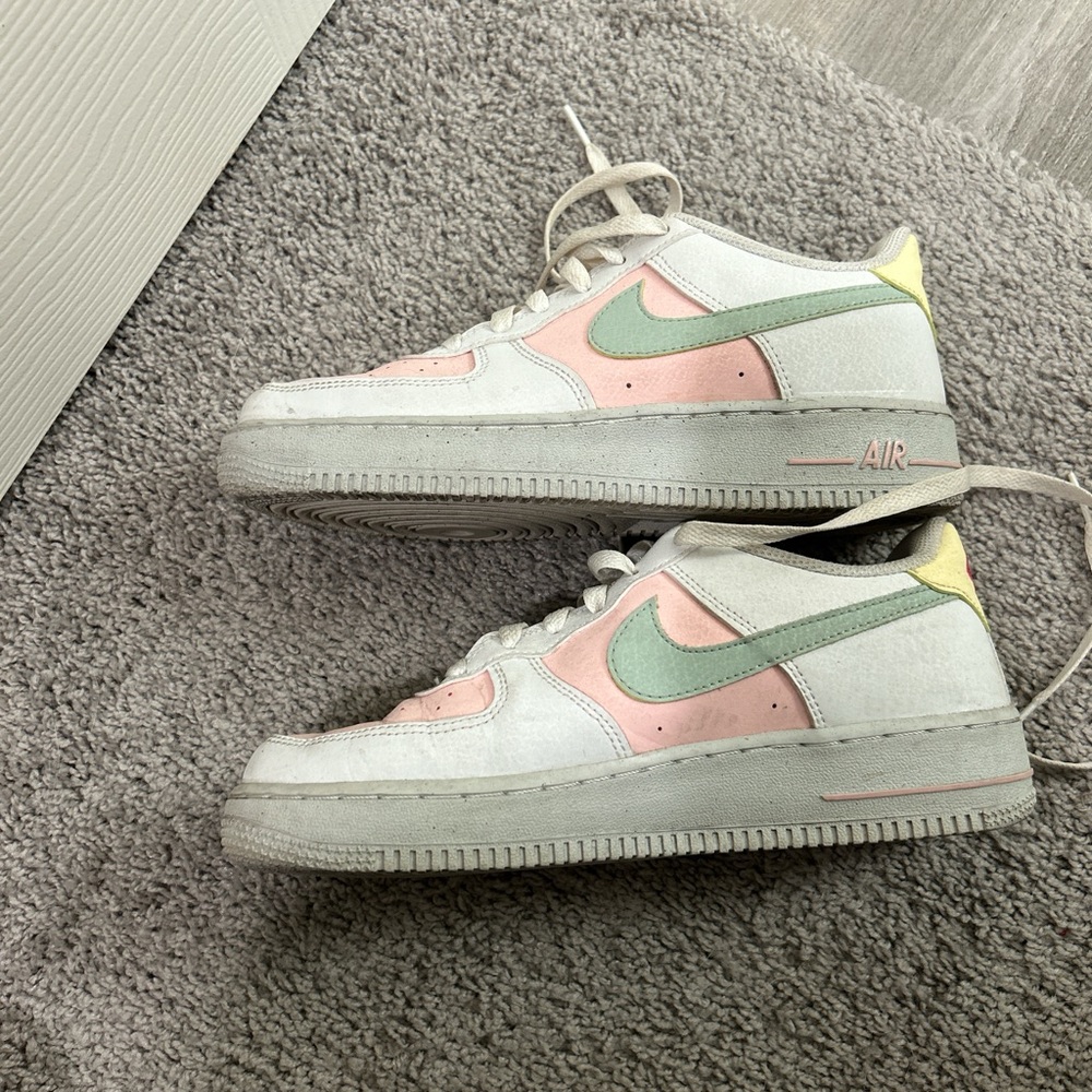 Size kids 6 but fits adult 8-8 1/2 
Pink white and green air forces